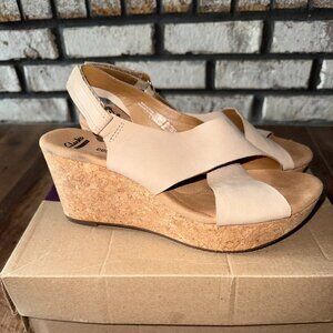 Clarks Women's Wedge Sandal Size 7 Wide